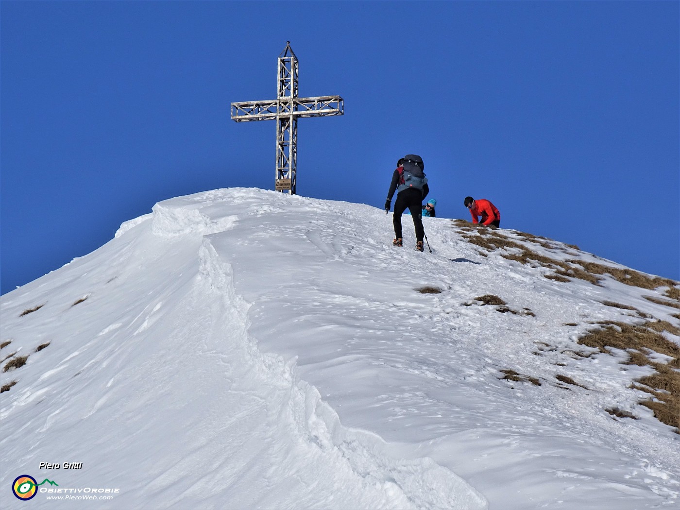 33 Raffaele raggiunge per la prima volta Cima Grem e ben innevata.JPG